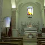 Diamo un�occhiata all�altare marmoreo, sovrastato da una finestra dai colori vivaci...